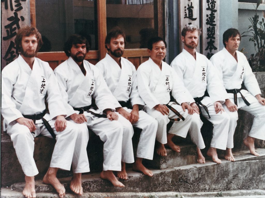 Kanei Uechi et ses étudiants américains devant le Dojo de Futenma